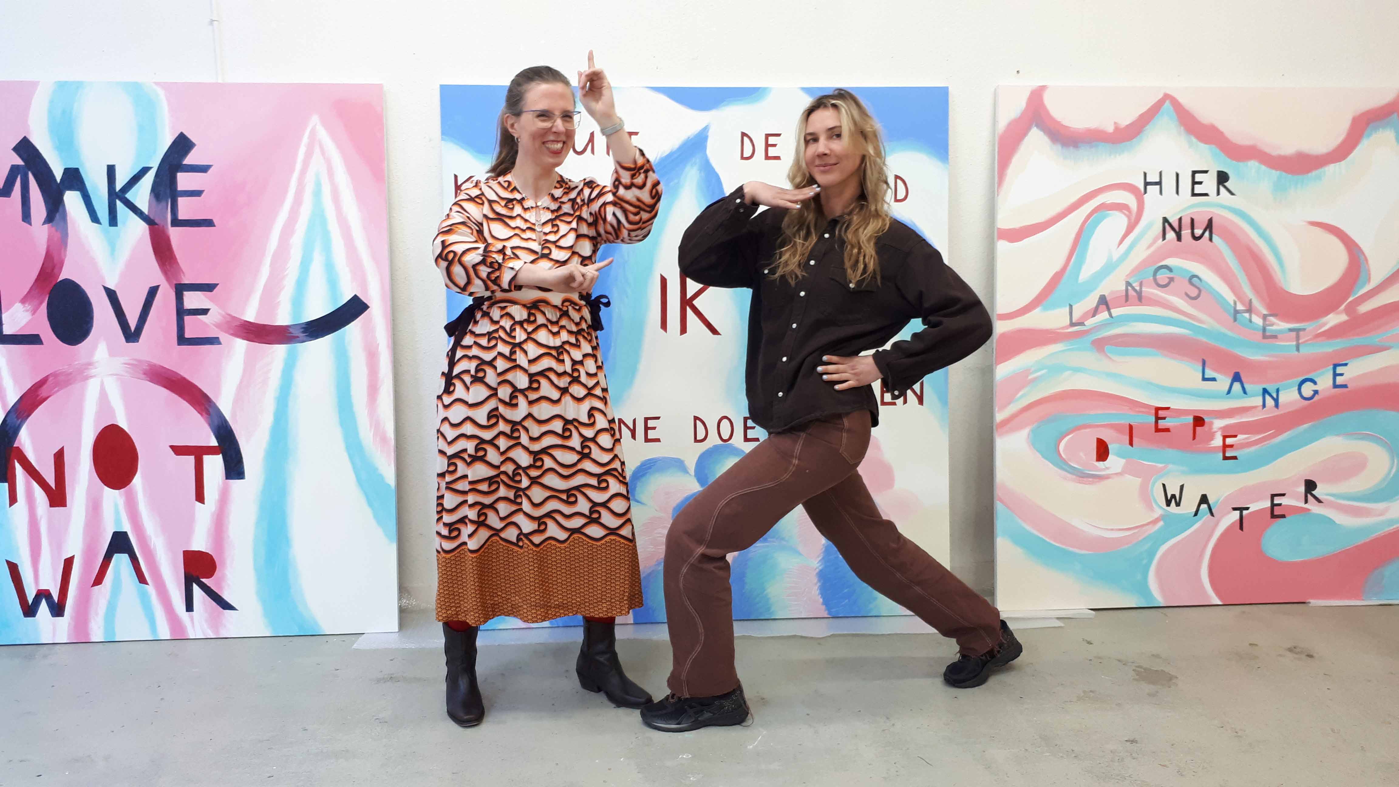Kim van Norren L en Janine van Oene R in atelier Kim met werk van Kim 2022 Low res