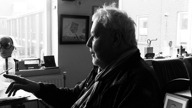 Arthur Slenk in zijn atelier Schelpen en Ruishoorns